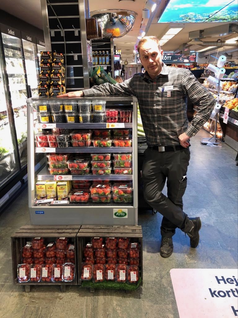 Retail-friend Jocke Enerstrand with cross-merchdisinpg display including both chilled and non-chilled ingredients.